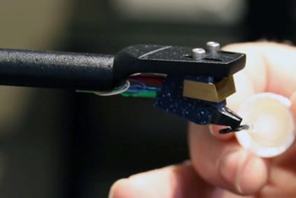 Cleaning turntable stylus