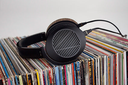 open-back vs closed-back headphones featured