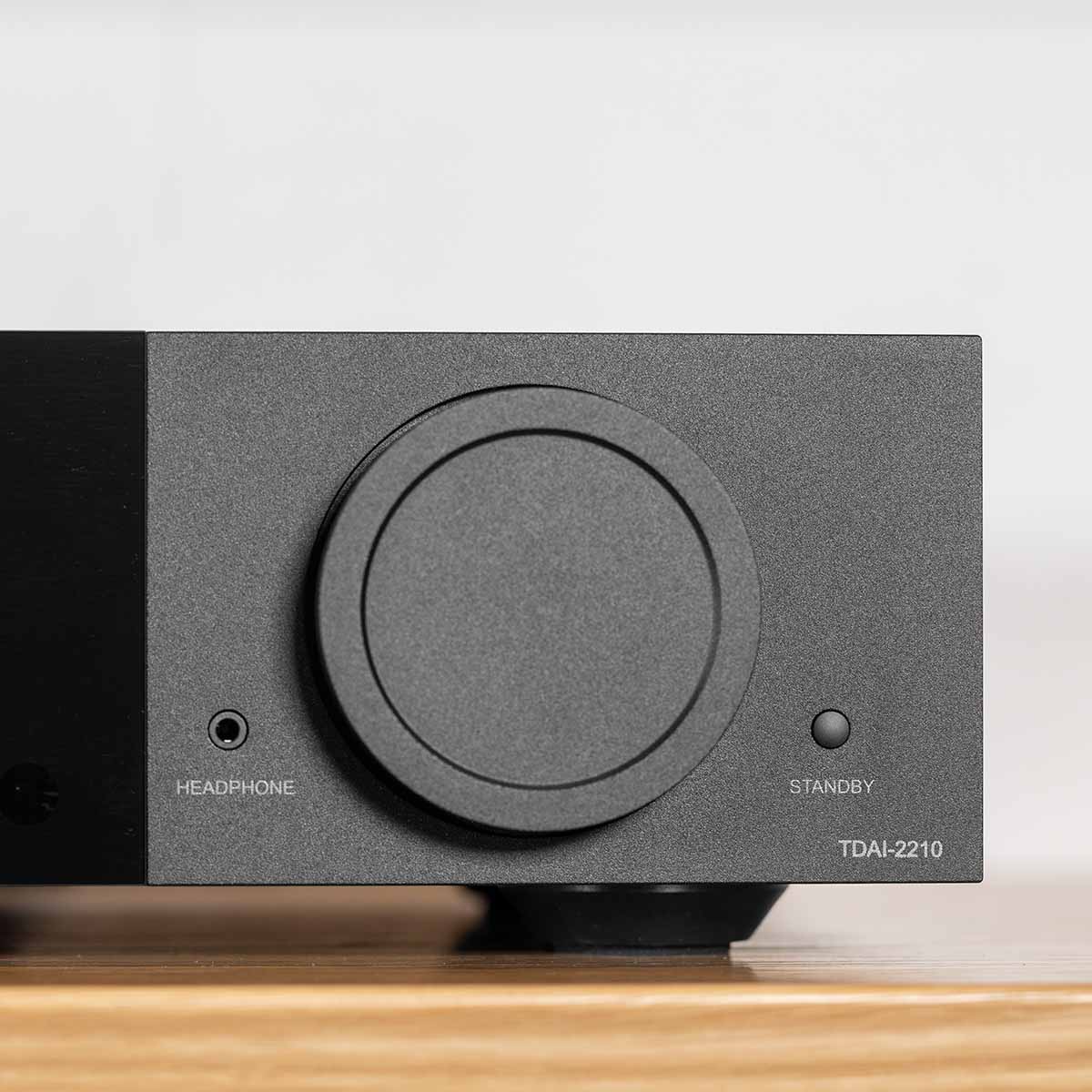 Lyngdorf TDAI-2210 Streaming Integrated Amplifier with RoomPerfect closeup of volume knob