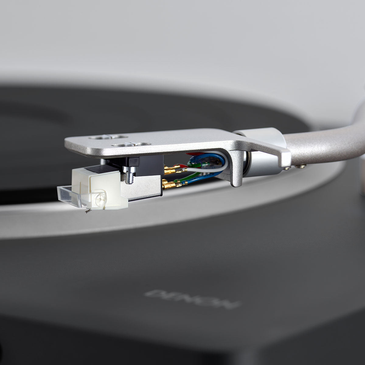 Denon DP-500BT Premium Belt-Drive Hi-Fi Turntable with Bluetooth - closeup of cartridge and needle