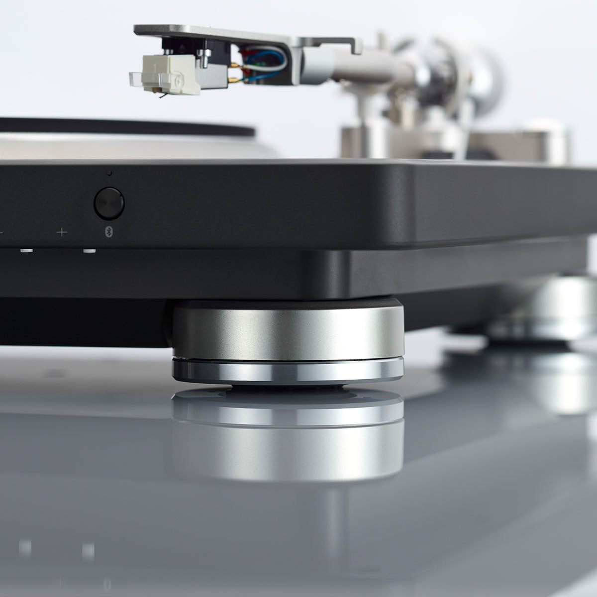 Denon DP-500BT Premium Belt-Drive Hi-Fi Turntable with Bluetooth - detail of isolation foot