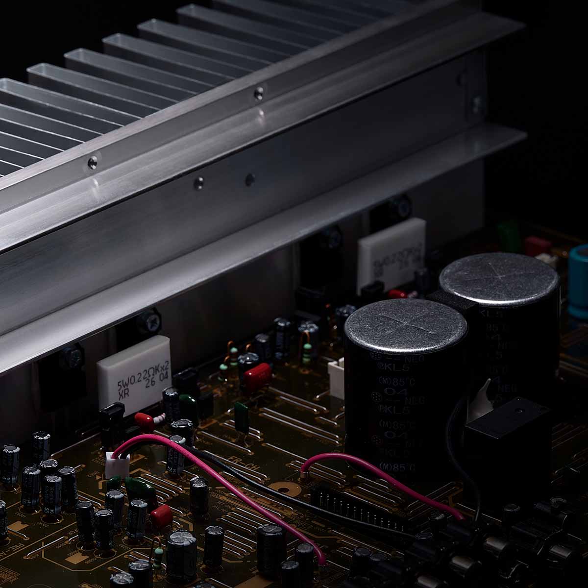 Yamaha R200A 2-Channel Hi-Fi Stereo Receiver with Bluetooth - Black - detail of internal components