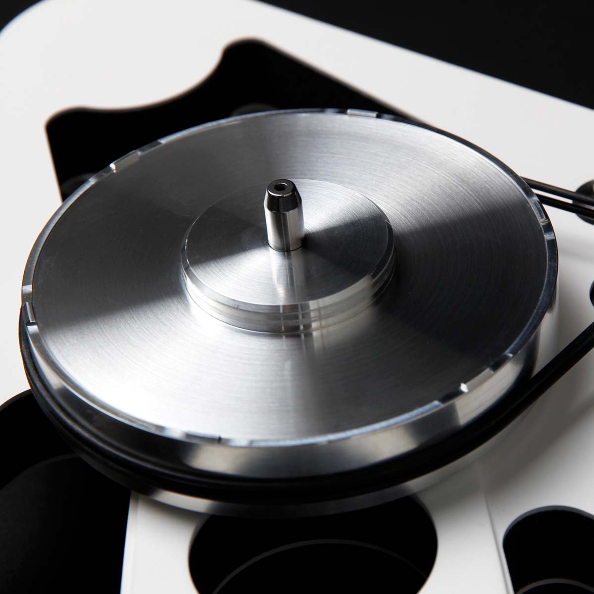 Detail view of hub pulley on Rega Planar 10 in white