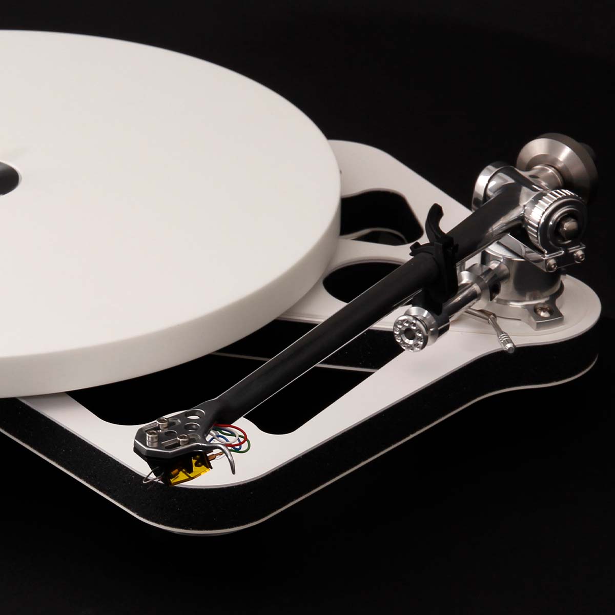 Rega Planar 10 in white with no turntable mat