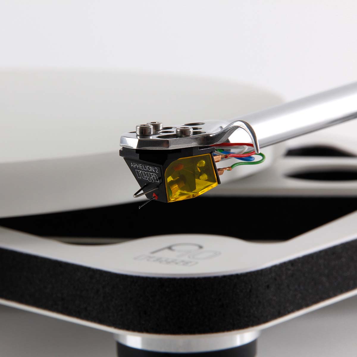 Rega Planar 10 in white with Aphelion 2