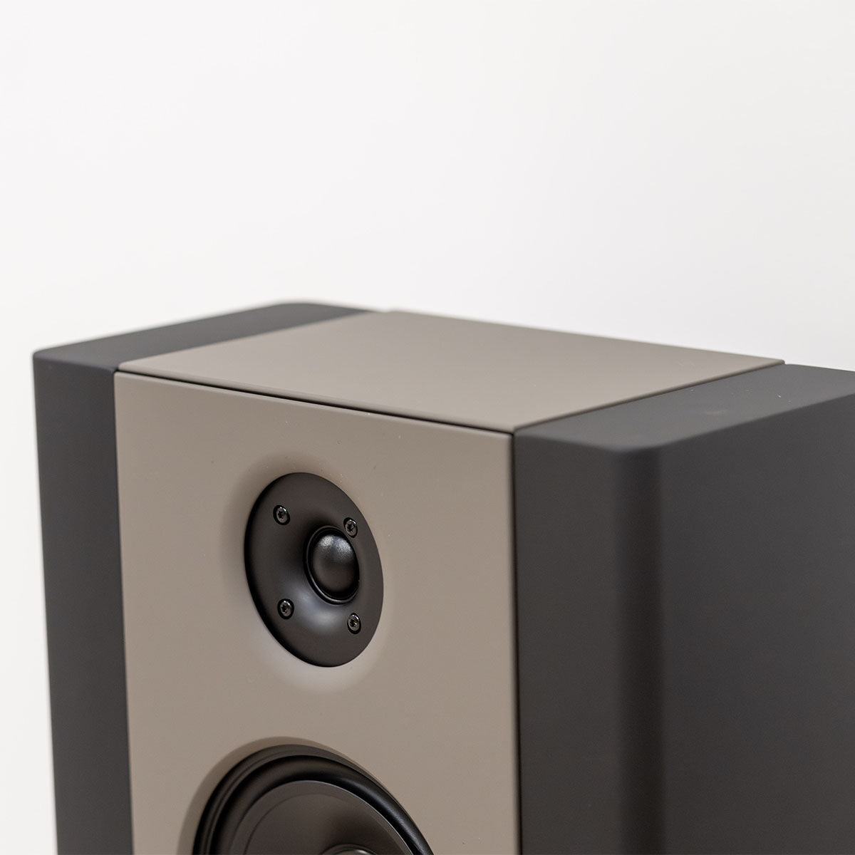 Lyngdorf FR-2 Speaker - closeup of top of white speaker with mocca baffle and no grille