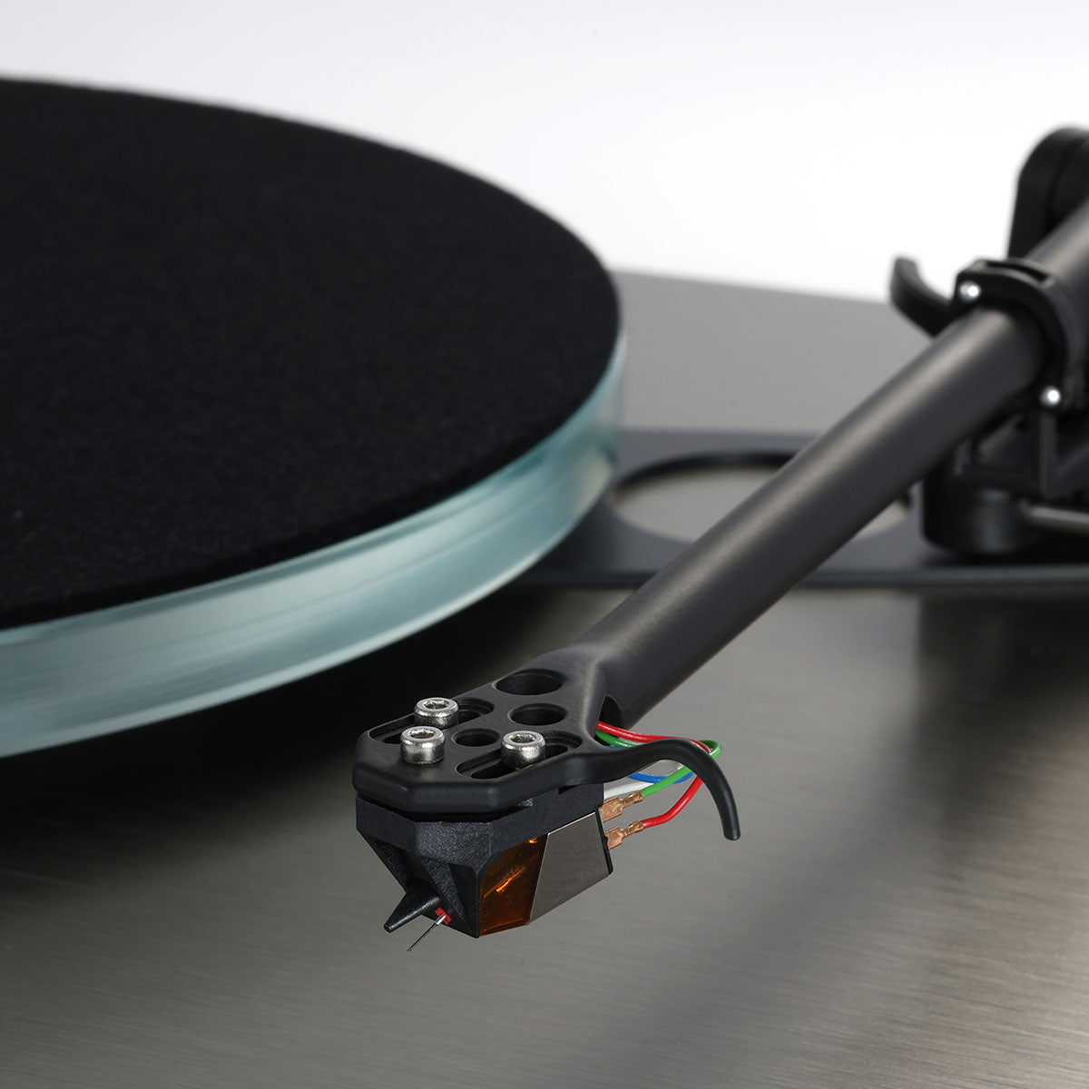 Rega Planar 6 RS Special Edition Turntable - detail of ND9 cartridge on tonearm