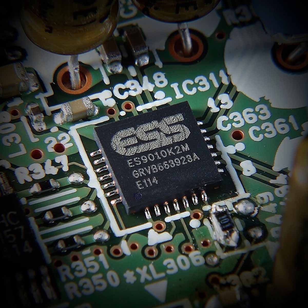Yamaha R-N600A Network Receiver - detail of ESS DAC