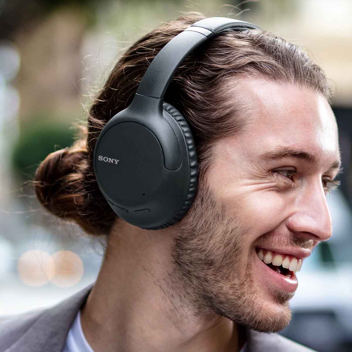 Sony WH-CH710N black Over-ear Bluetooth wireless noise-canceling headphones lifestyle image