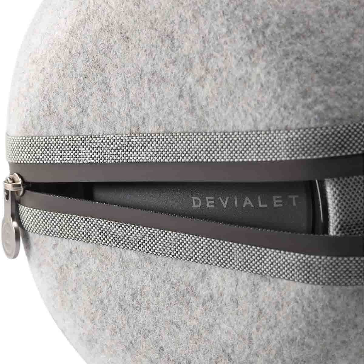Devialet Mania Cocoon Light Grey - close-up of Devialet logo
