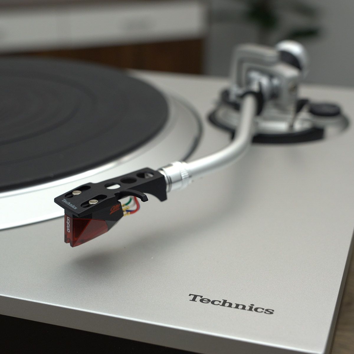 Technics SL-1500C Turntable with Built-in Preamp & Cartridge