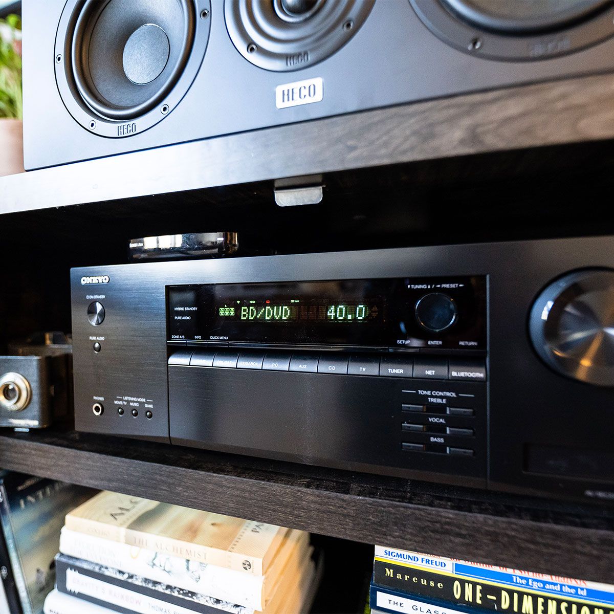 Onkyo TX-NR5100 in console up close