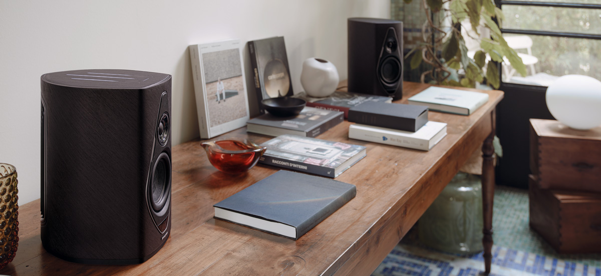 Sonus Faber Duetto all-in-one powered speakers in black on a table top