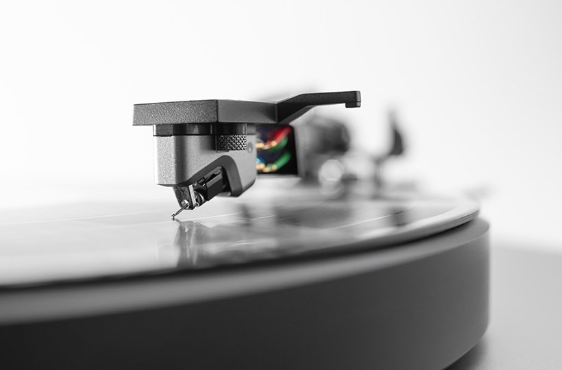 close-up of mc moving coil cartridge and stylus on alva tt v2 turntable
