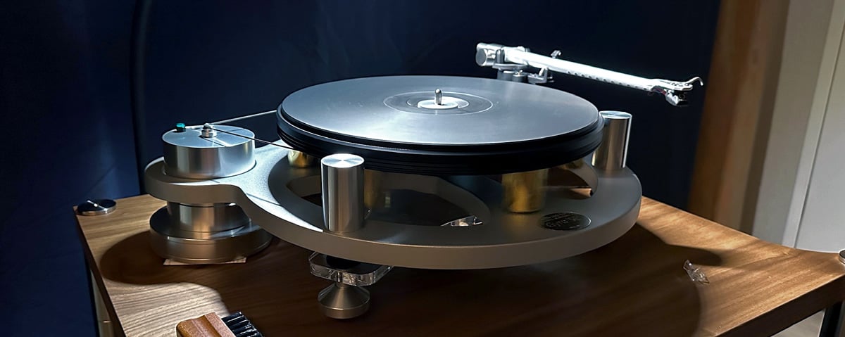 Michell Gyro SE Turntable in Silver on wooden table